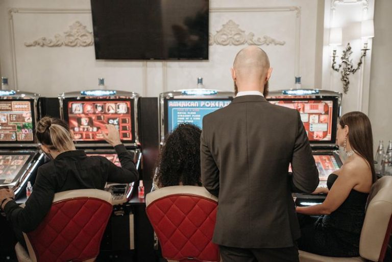 What Distinguishes Slot Mystery Jackpots From Fixed Jackpot Structures?